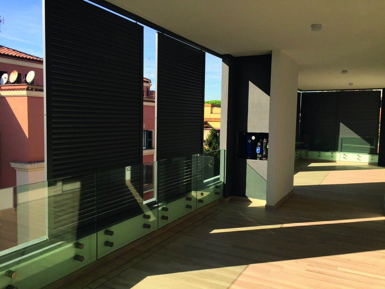 Terrazza residenziale con schermature solari